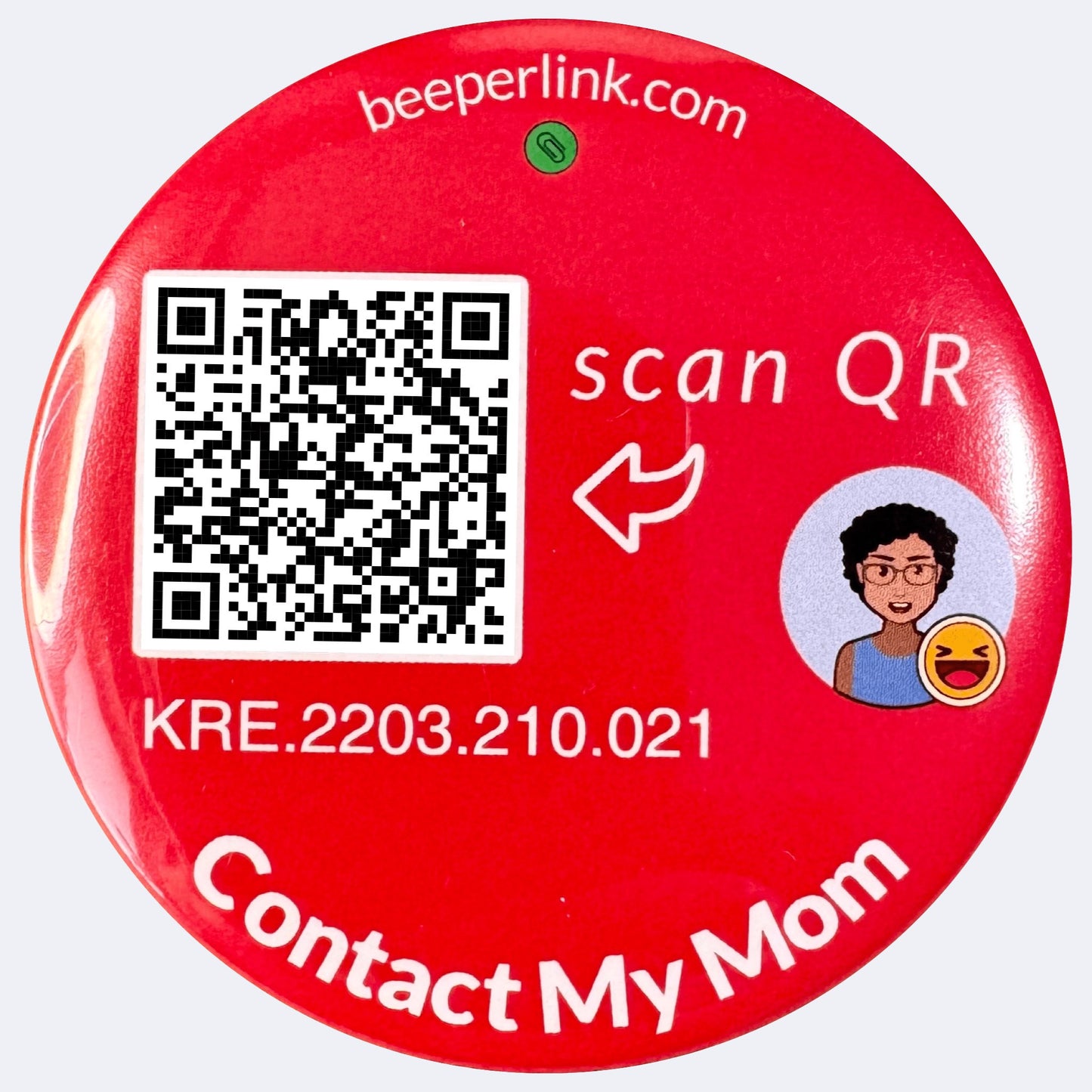 Tag QR Beeperlink na przypinkę dziecięcej, umożliwiający anonimowe powiadomienie do rodziców o zagubionych rzeczach dziecka