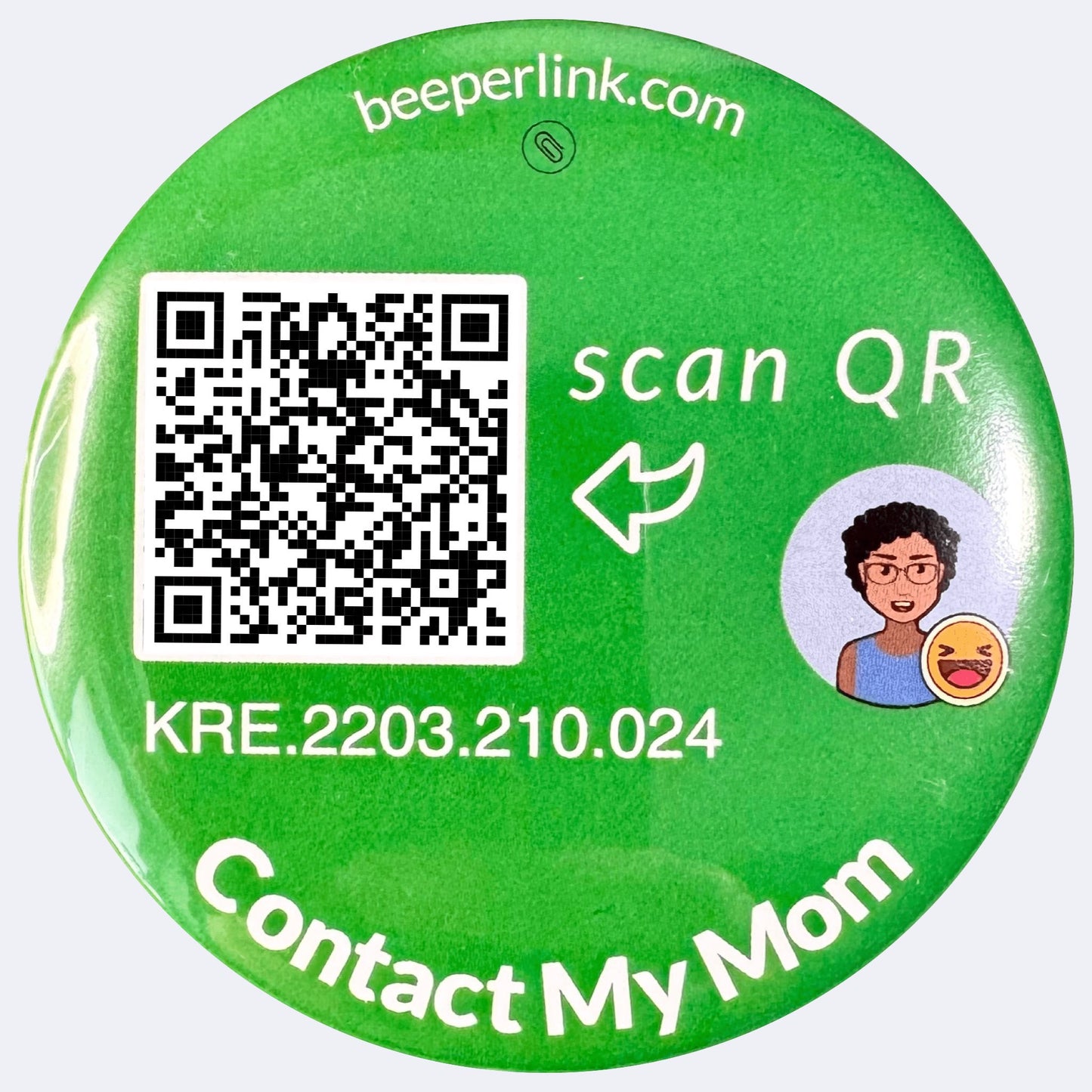 Tag QR Beeperlink na przypinkę dziecięcej, umożliwiający anonimowe powiadomienie do rodziców o zagubionych rzeczach dziecka