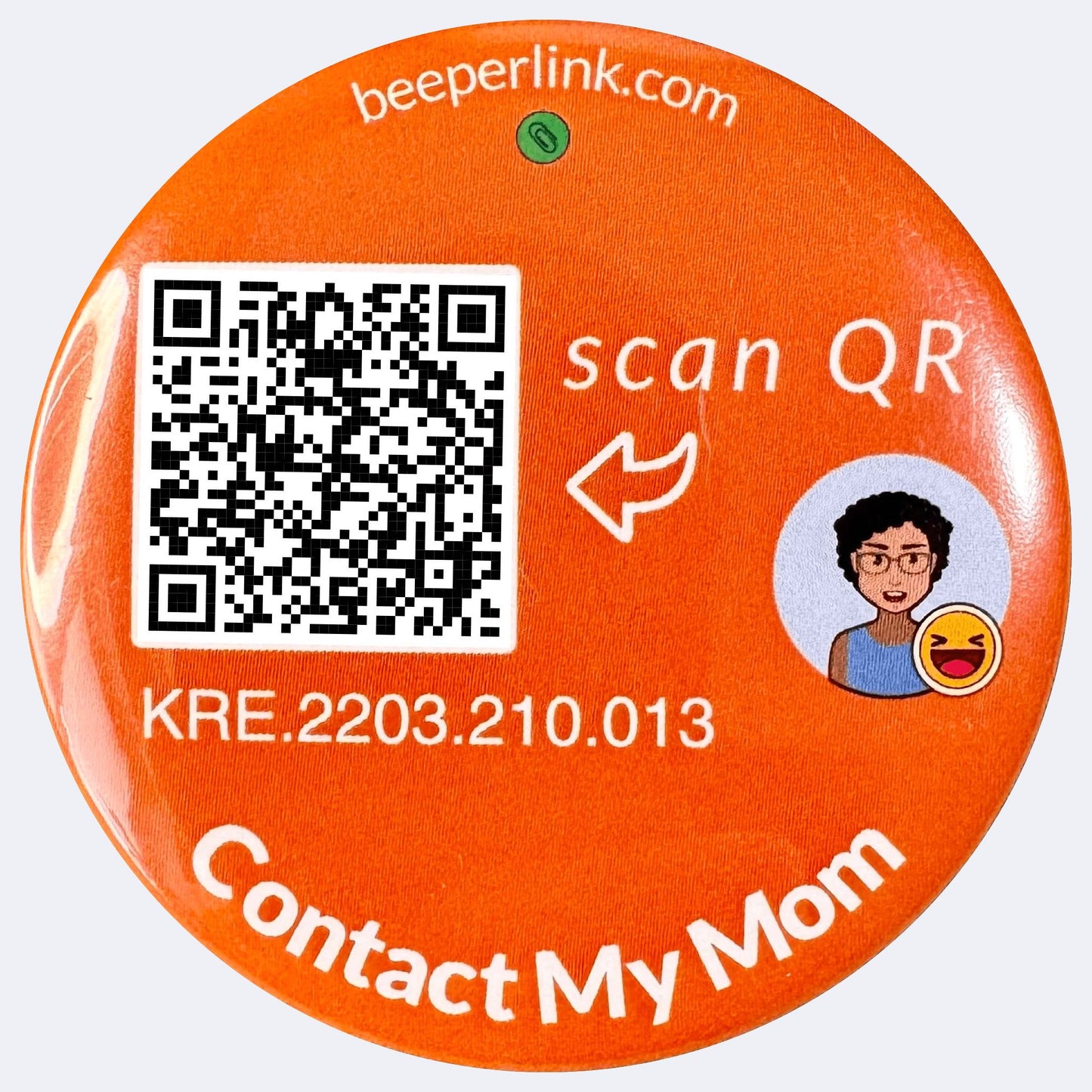 Tag QR Beeperlink na przypinkę dziecięcej, umożliwiający anonimowe powiadomienie do rodziców o zagubionych rzeczach dziecka