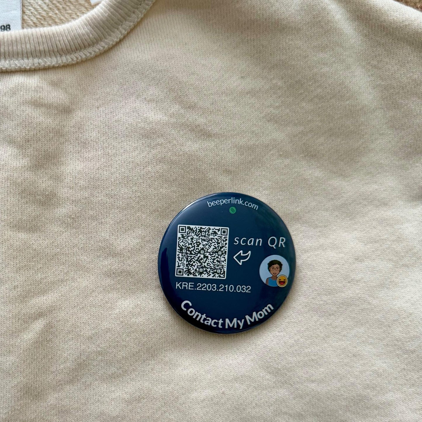 Tag QR Beeperlink na przypinkę dziecięcej, umożliwiający anonimowe powiadomienie do rodziców o zagubionych rzeczach dziecka