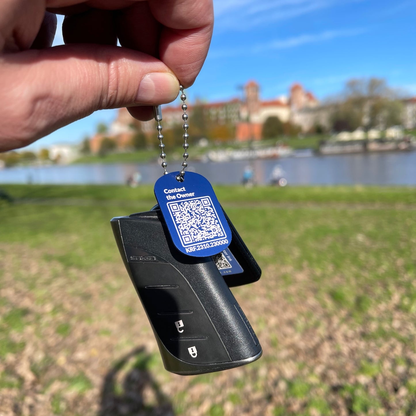 Tag QR Beeperlink na breloku, umożliwiający anonimowe powiadomienie o zagubionych kluczach, plecakach, torebkach