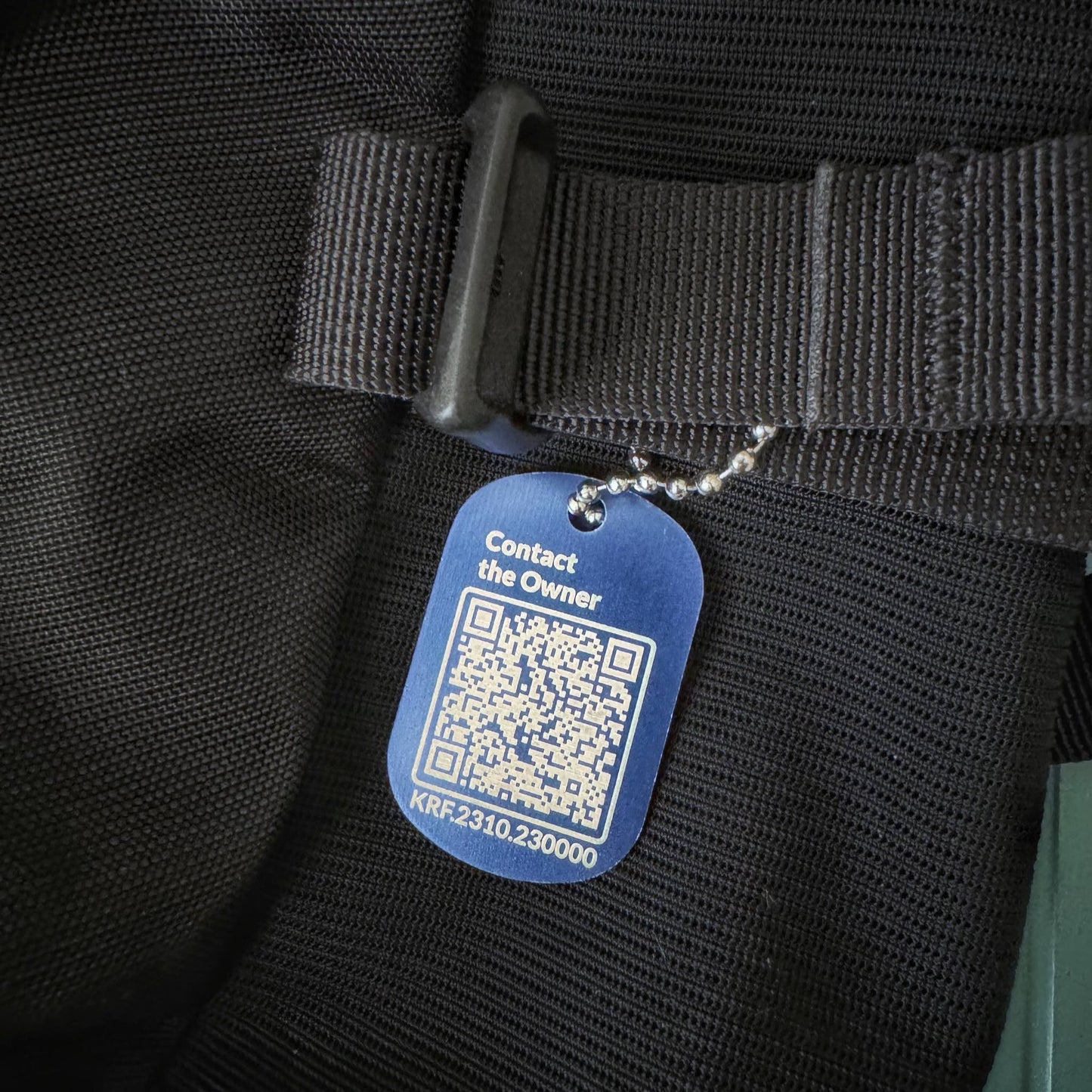 Tag QR Beeperlink na breloku, umożliwiający anonimowe powiadomienie o zagubionych kluczach, plecakach, torebkach