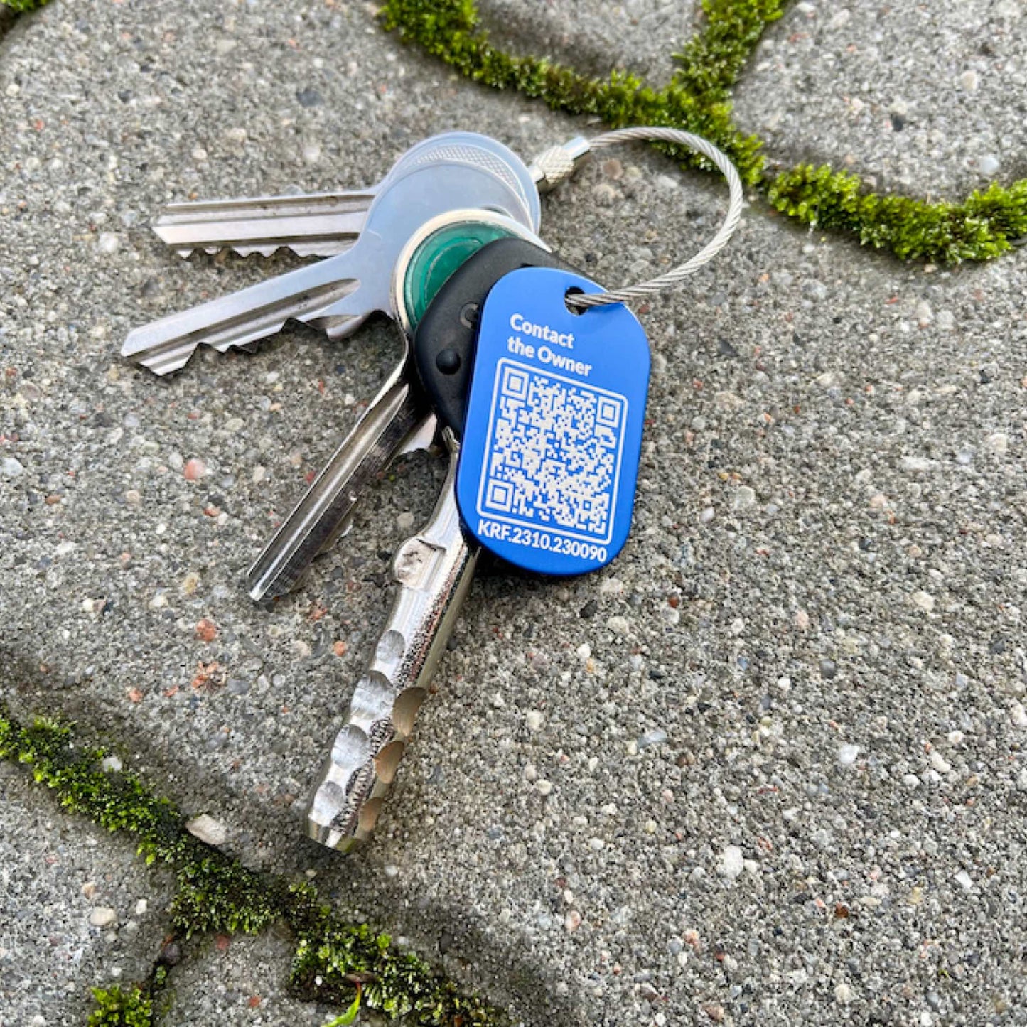 Tag QR Beeperlink na breloku, umożliwiający anonimowe powiadomienie o zagubionych kluczach, plecakach, torebkach