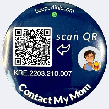 Tag QR Beeperlink na przypinkę dziecięcej, umożliwiający anonimowe powiadomienie do rodziców o zagubionych rzeczach dziecka