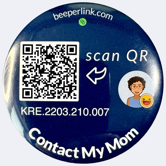 Tag QR Beeperlink na przypinkę dziecięcej, umożliwiający anonimowe powiadomienie do rodziców o zagubionych rzeczach dziecka