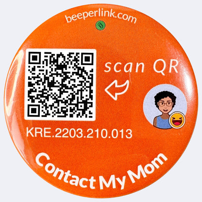 Tag QR Beeperlink na przypinkę dziecięcej, umożliwiający anonimowe powiadomienie do rodziców o zagubionych rzeczach dziecka
