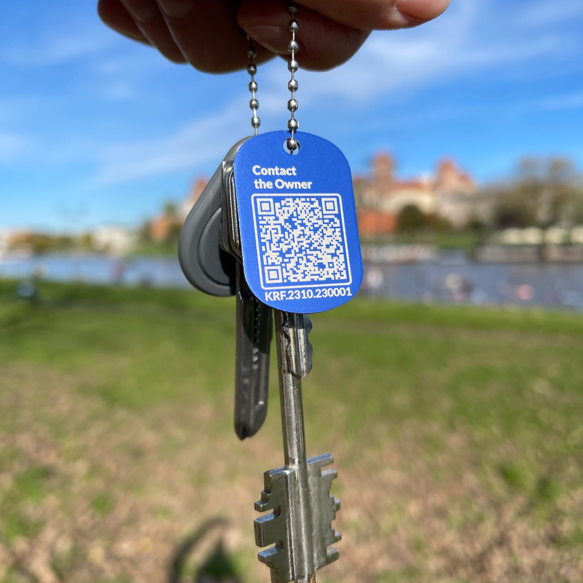 Tag QR Beeperlink na breloku, umożliwiający anonimowe powiadomienie o zagubionych kluczach, plecakach, torebkach 