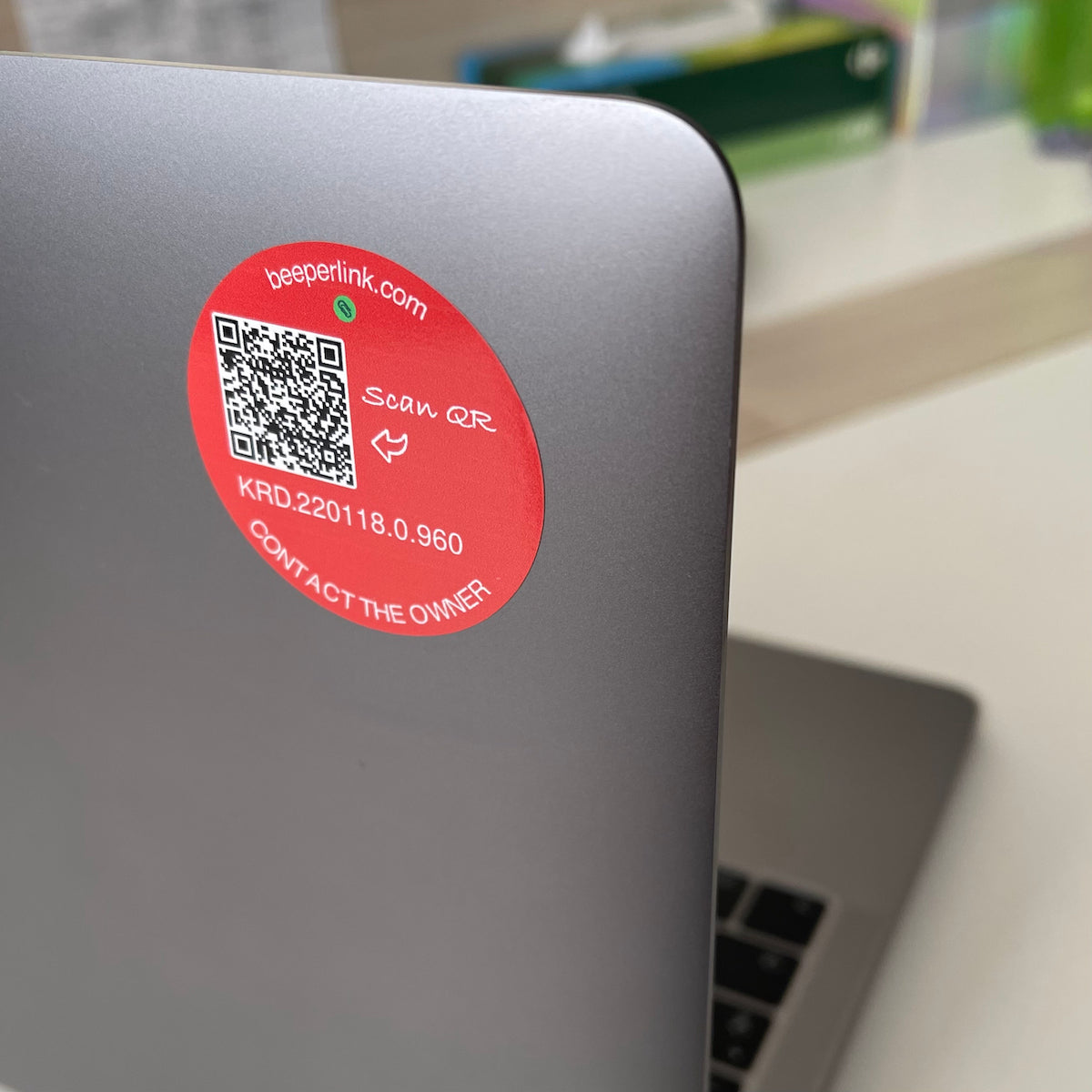 Tag QR Beeperlink na naklejkę, umożliwiający anonimowe powiadomienie o zagubionym laptopie. To jest przykład zastosowania Beeperlink do ochrony Twoich ważnych rzeczy 