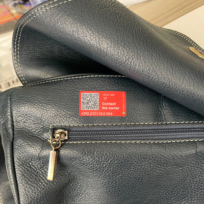 Tag QR Beeperlink na naklejkę, umożliwiający anonimowe powiadomienie o zagubionej tobie. To jest przykład zastosowania Beeperlink do ochrony Twoich ważnych rzeczy