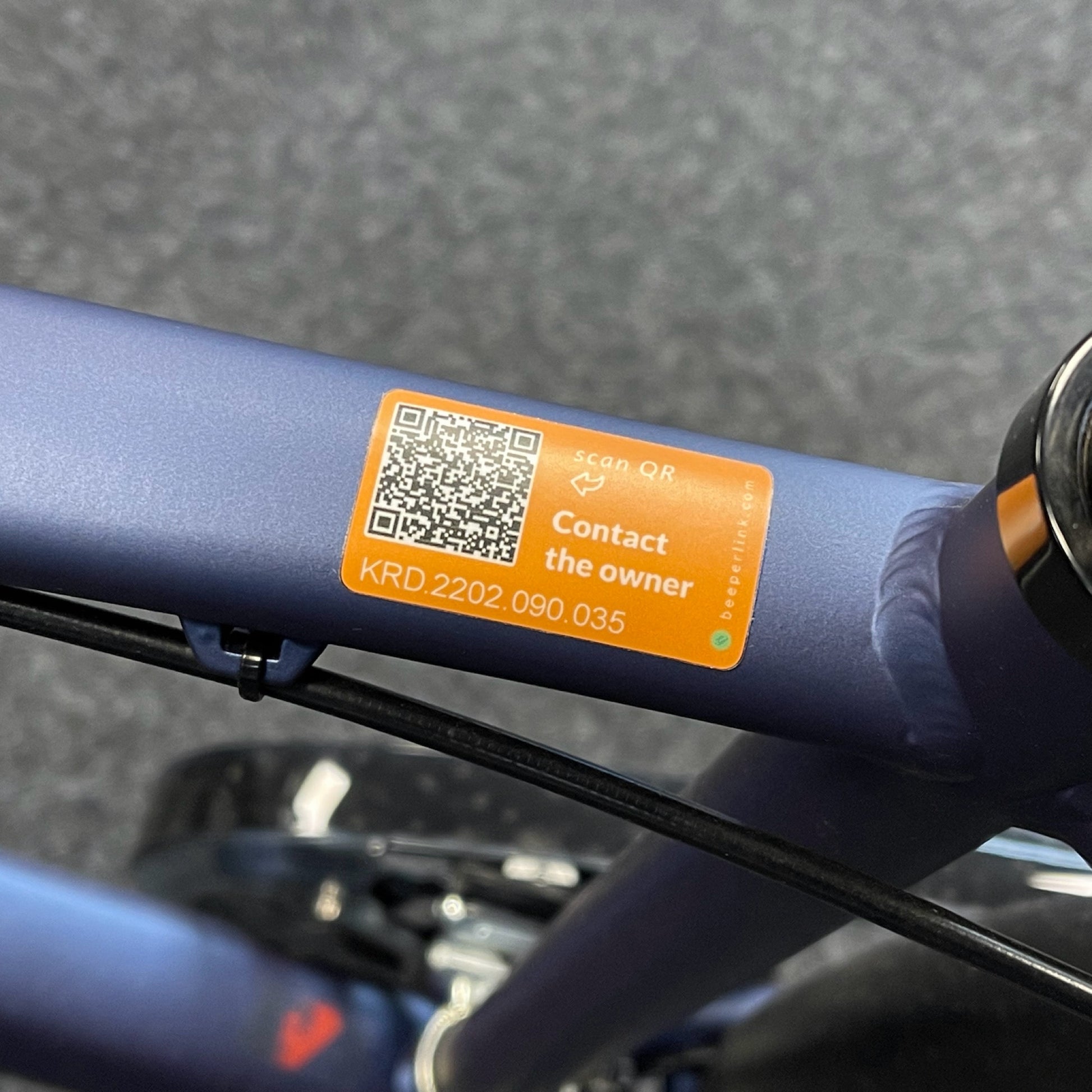Tag QR Beeperlink na naklejkę, umożliwiający anonimowe powiadomienie o zagubionym rowerze. To jest przykład zastosowania Beeperlink do ochrony Twoich ważnych rzeczy 