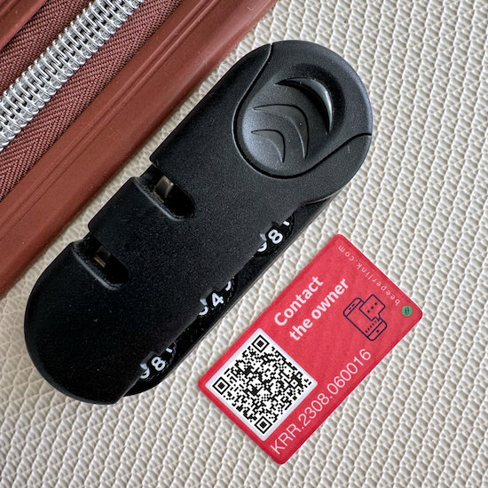 Tag QR Beeperlink na naklejkę, umożliwiający anonimowe powiadomienie o zagubionych lub pomieszanych walizkach. To jest przykład zastosowania Beeperlink do ochrony Twoich rzeczy podczas podróży